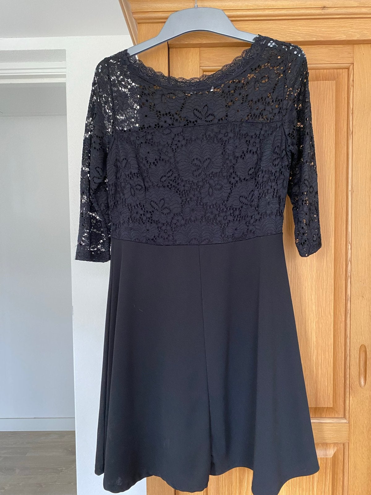 Zwart kanten jurkje Sensi Wear, Kleding | Dames, Jurken, Zwart, Maat 42/44 (L), Ophalen of Verzenden, Zo goed als nieuw