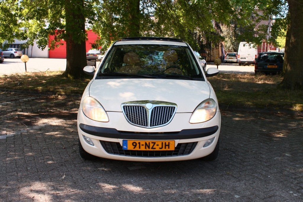 Lancia Ypsilon 1.4-16V Platino (bj 2004), Lederen bekleding, 15 km/l, 400 kg, Wit