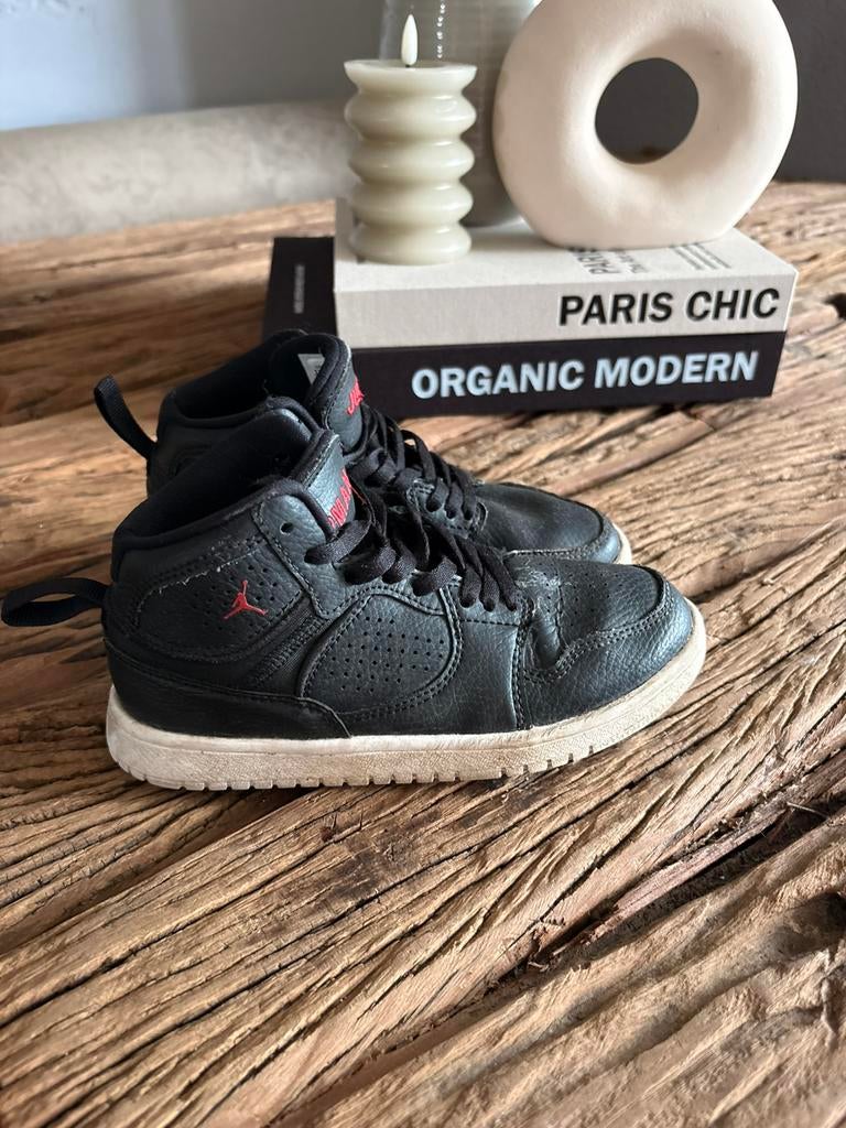 Jordan gave halfhoge zwarte sneakers mt 30, Gebruikt, Jongen of Meisje, Schoenen, Ophalen of Verzenden