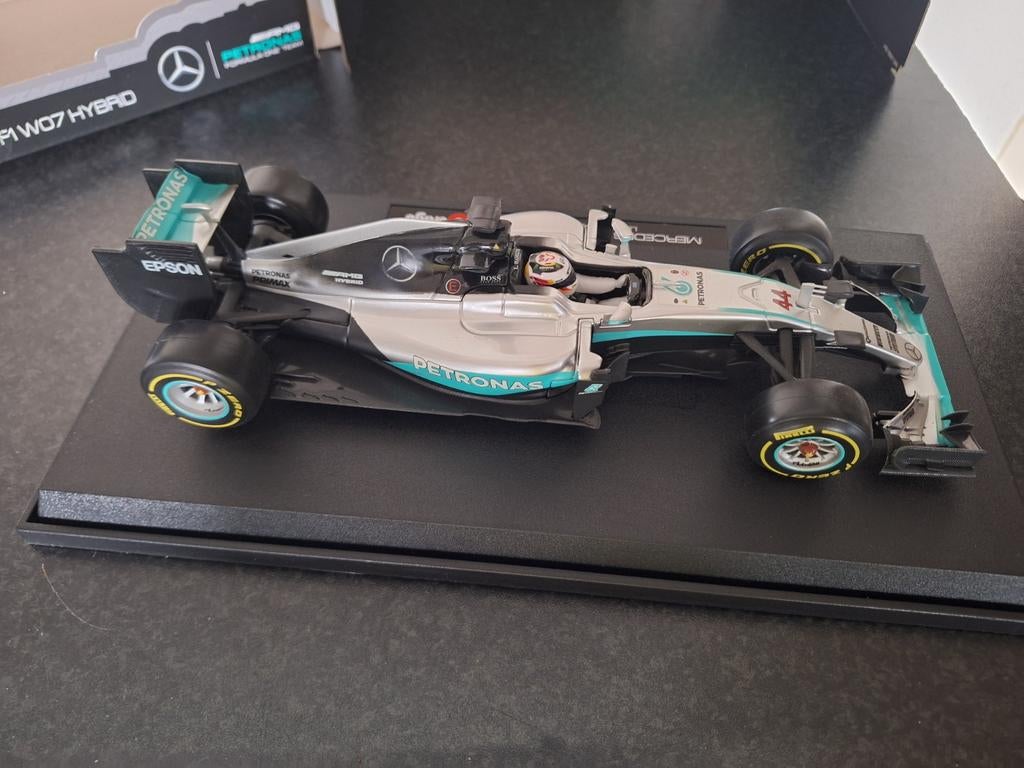 Mercedes F1 W07 Hybrid Lewis Hamilton 1:18, Ophalen of Verzenden, Zo goed als nieuw, Overige merken
