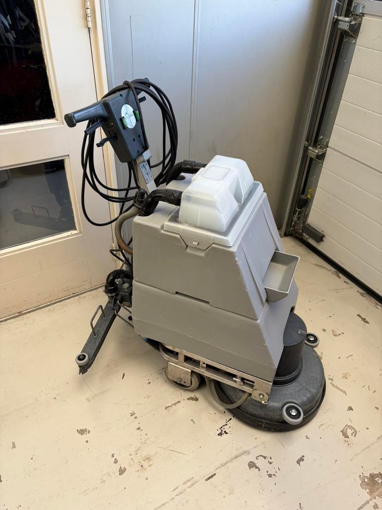 Schrobmachine numatic tt345s, Doe-het-zelf en Verbouw, Reinigingsmachines, Ophalen of Verzenden, Schrobmachine