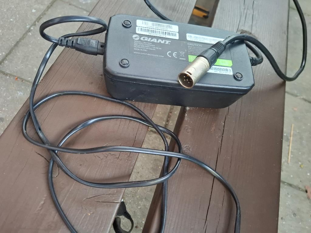 Giant oplader 5 pin, Ophalen, Zo goed als nieuw, Giant
