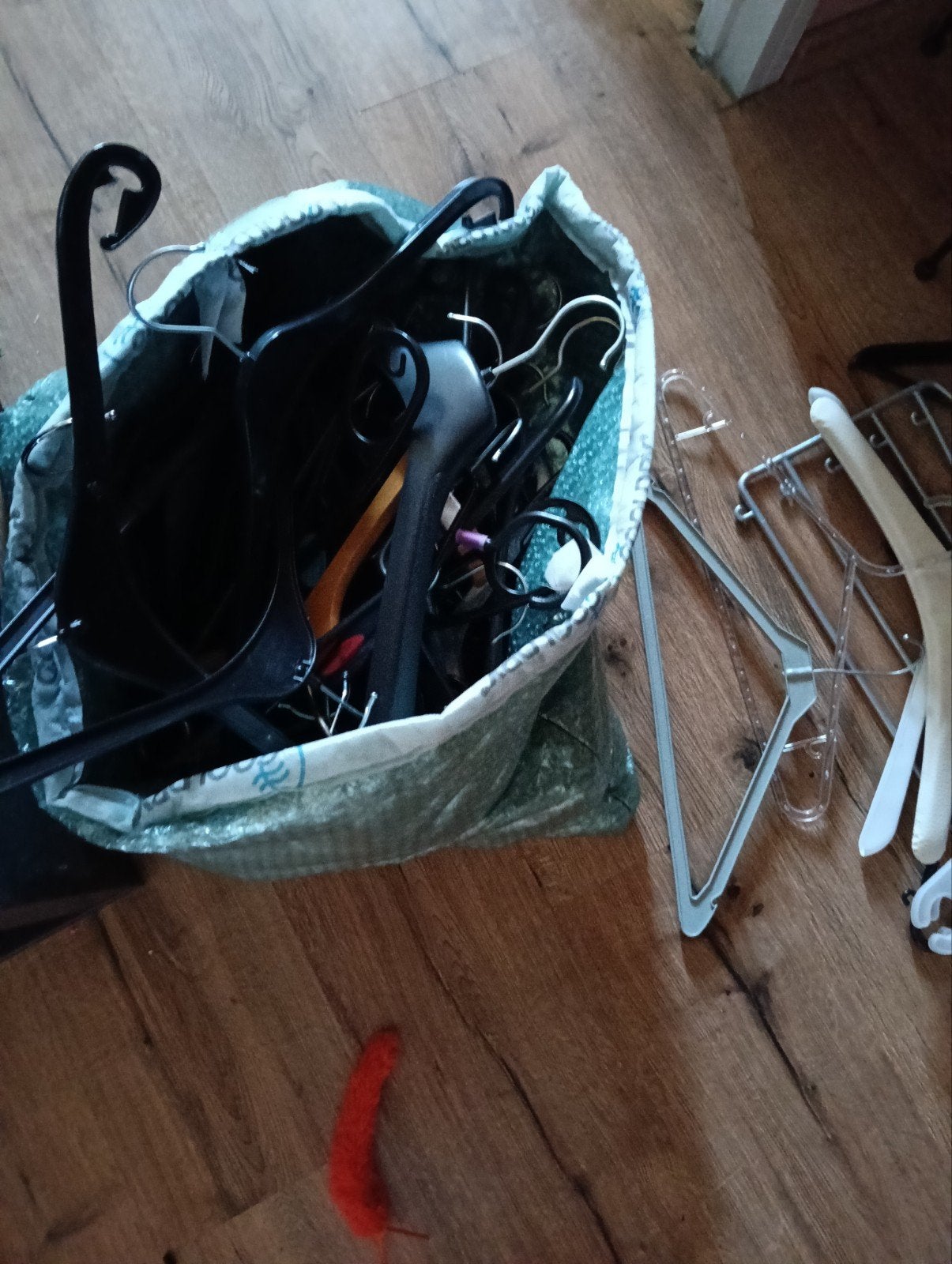 Tas vol kledinghangers voor 5euro ophalen, Ophalen, Gebruikt, Overige materialen, Volwassenen