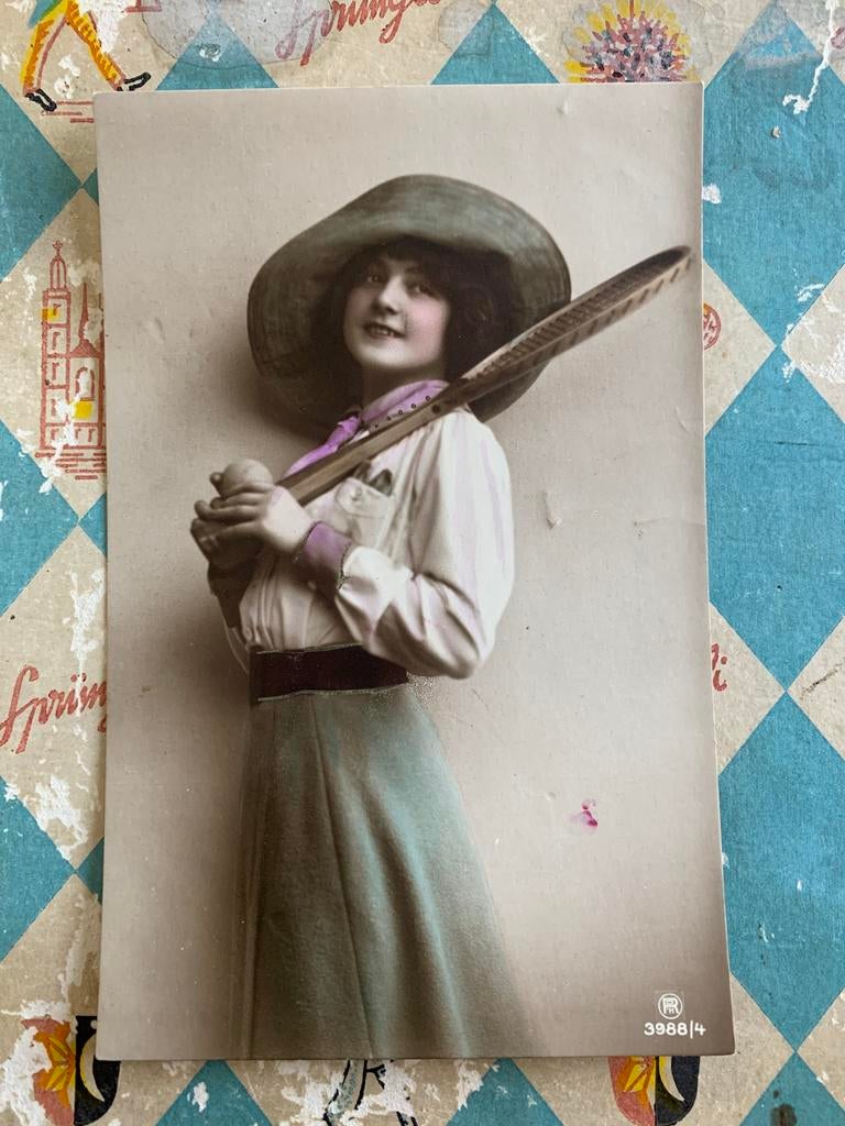 Dame met tennisracket, Verzamelen, Ophalen of Verzenden, Voor 1920, Gelopen, Overige thema's