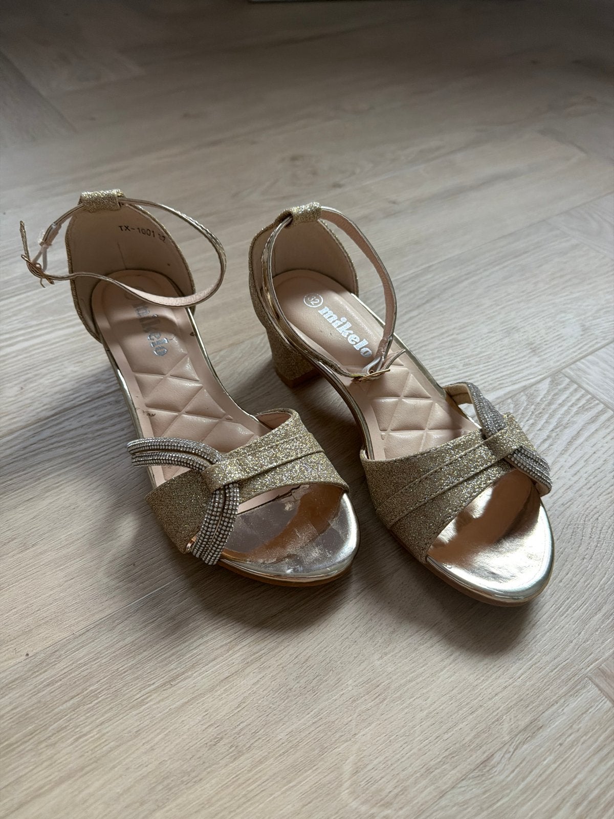 Gouden glitter sandalen met hak - Maat 32, Ophalen of Verzenden, Zo goed als nieuw, Overige kleuren, Sandalen of Muiltjes