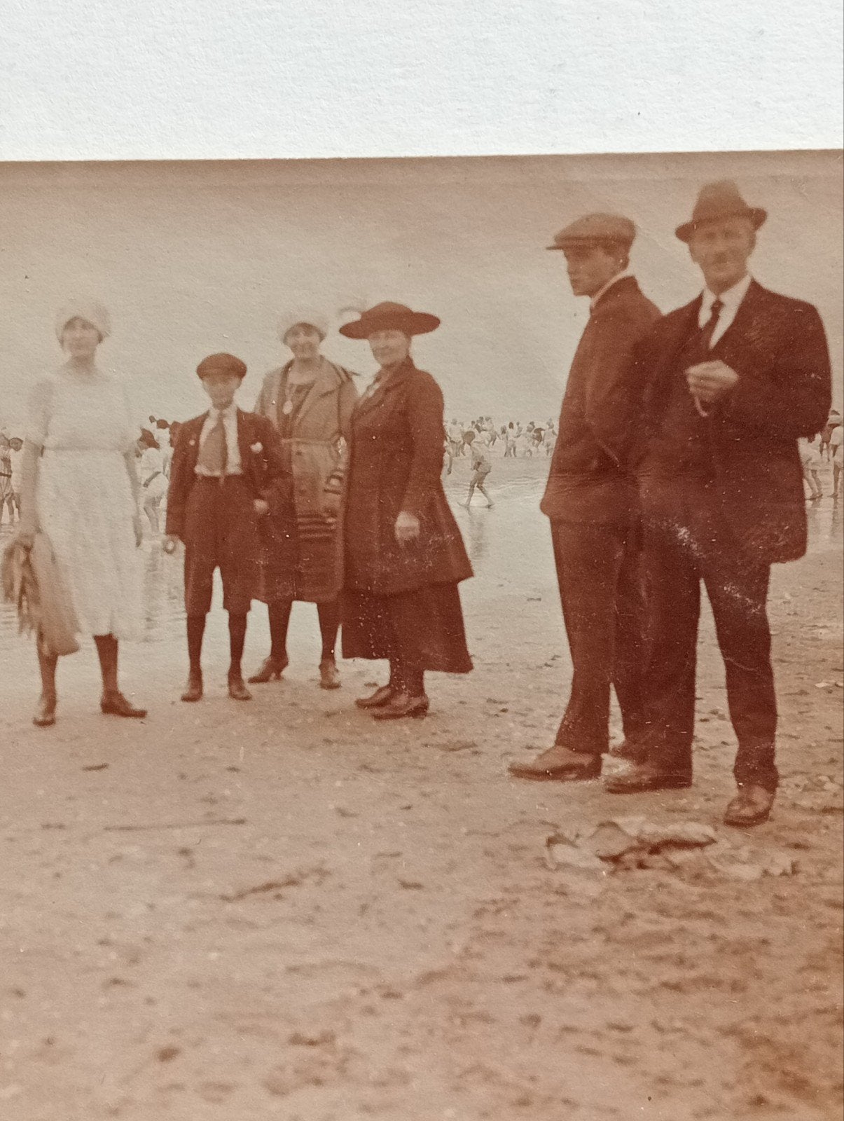 Nette mensen op een strand fotokaart omstreeks 1920, Verzamelen, Ophalen of Verzenden, Voor 1940, Gebruikt
