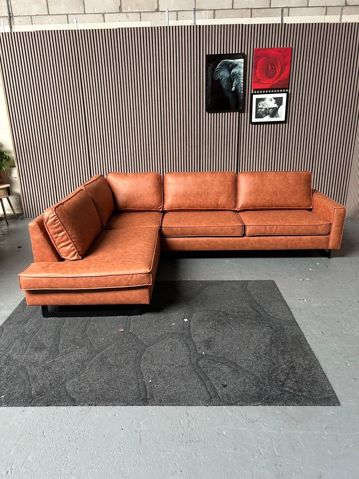 GRATIS LEVERING Hoekbank Cognac 285X215 SHOWROOMMODEL, 250 tot 300 cm, Hoekbank, Nieuw, Ophalen of Verzenden