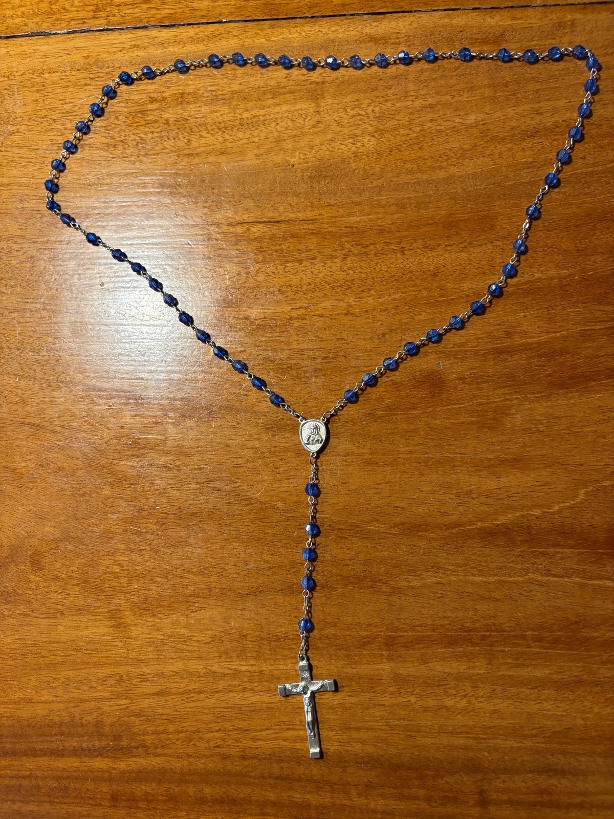 Rozenkrans met zilverkleurige crucifix en blauwe kralen, Antiek en Kunst, Ophalen of Verzenden