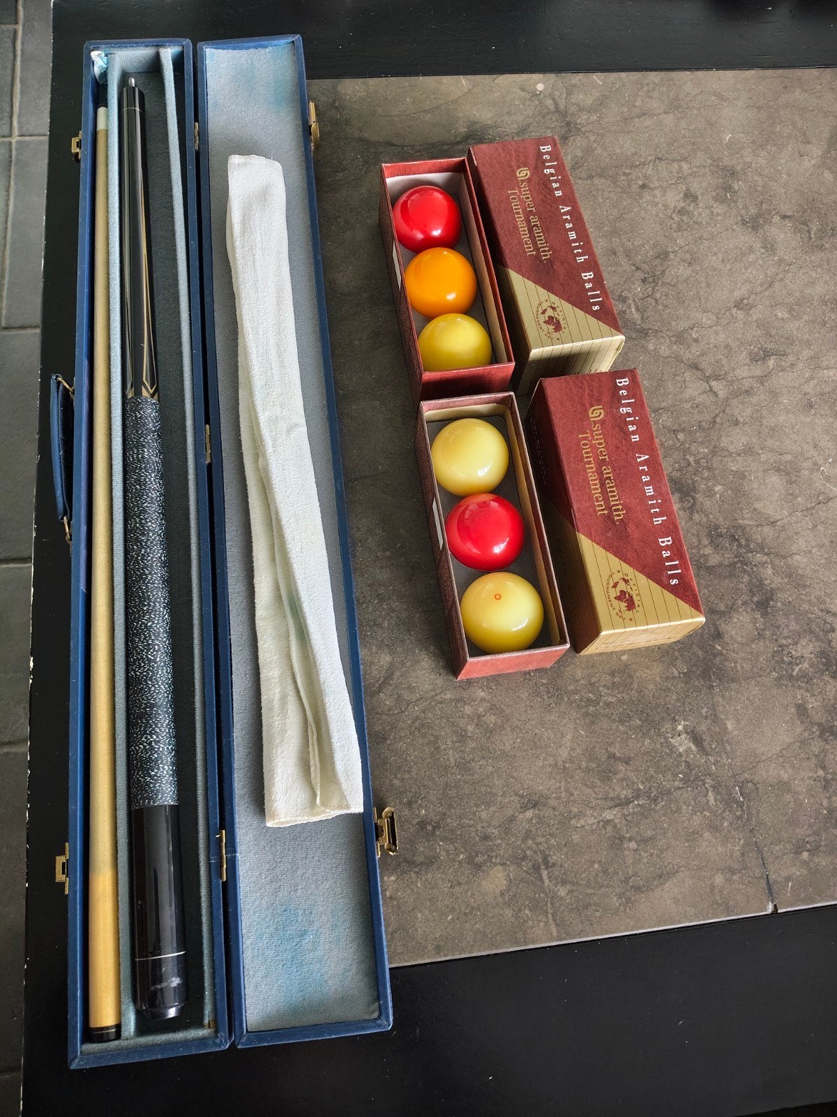 Biljartkeu (merk Artemis) met 2 sets ballen., Ophalen, Keu of Ballen
