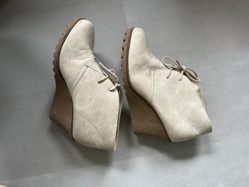 Crèmekleurige enkellaarsjes met sleehak - Maat 40, Ophalen of Verzenden, Gedragen, Beige, Lage of Enkellaarzen