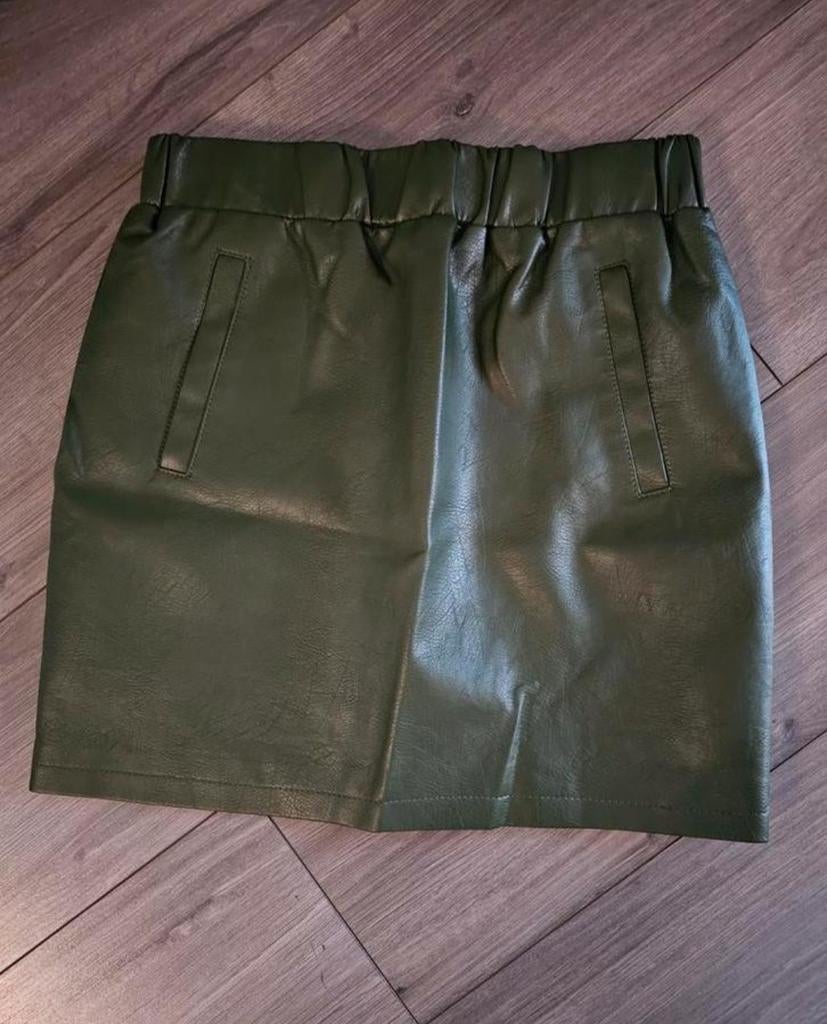 Nieuw van John Cabot een groen 'leren' rok mt S., Kleding | Dames, Rokken, Ophalen of Verzenden, Nieuw, Maat 36 (S), Groen