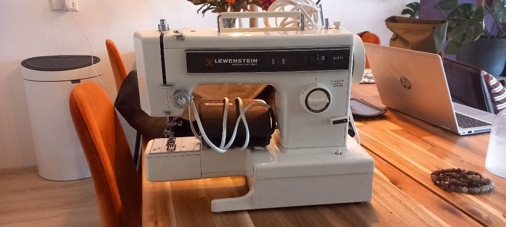 Te koop: Oude, nog goed werkende Lewenstein naaimachine, Ophalen, Zo goed als nieuw, Naaimachine, Overige merken