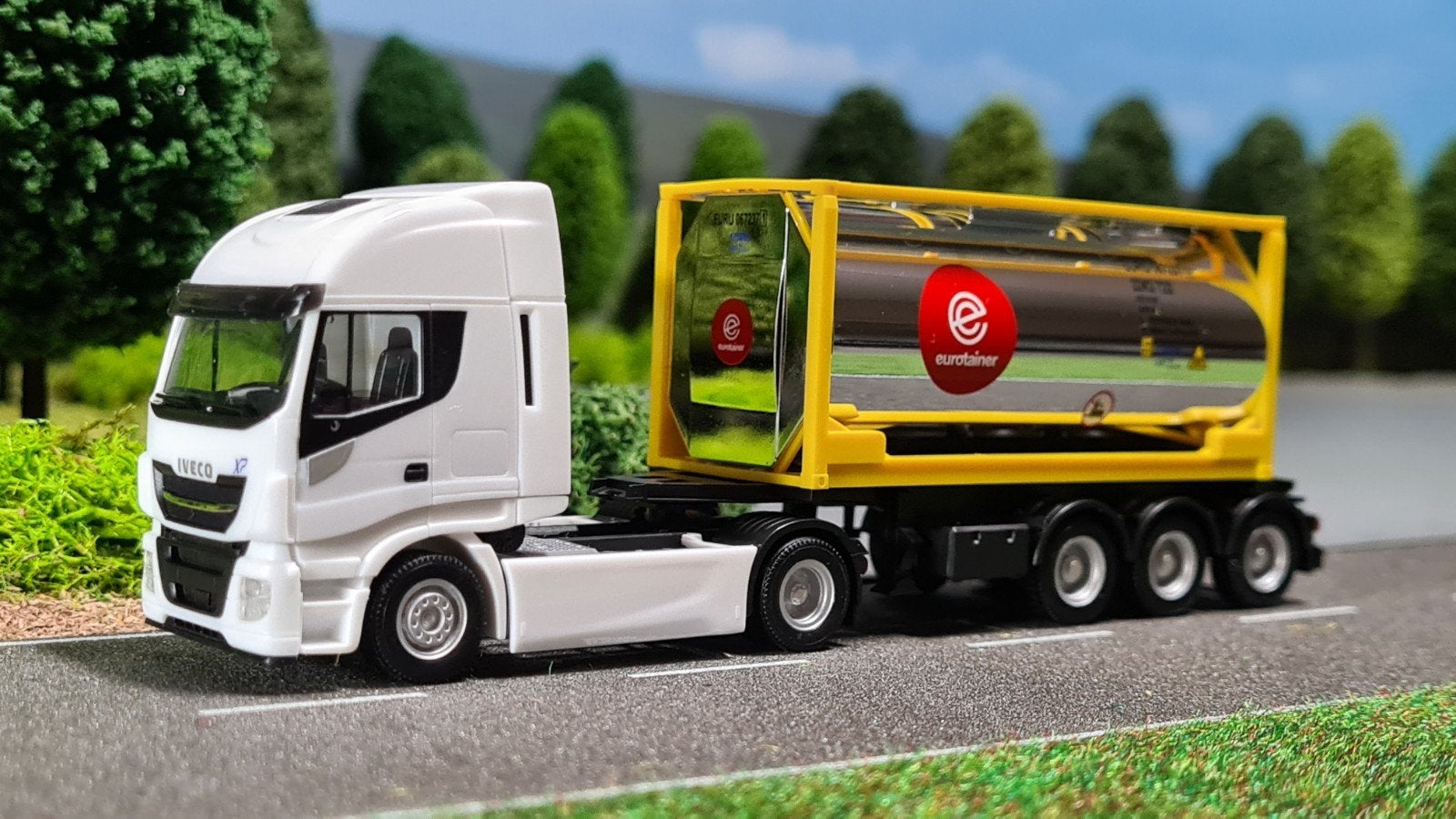174 Herpa 1:87 Eurotainer Iveco tankcontainertrailer, Ophalen of Verzenden, Nieuw, Bus of Vrachtwagen, Herpa