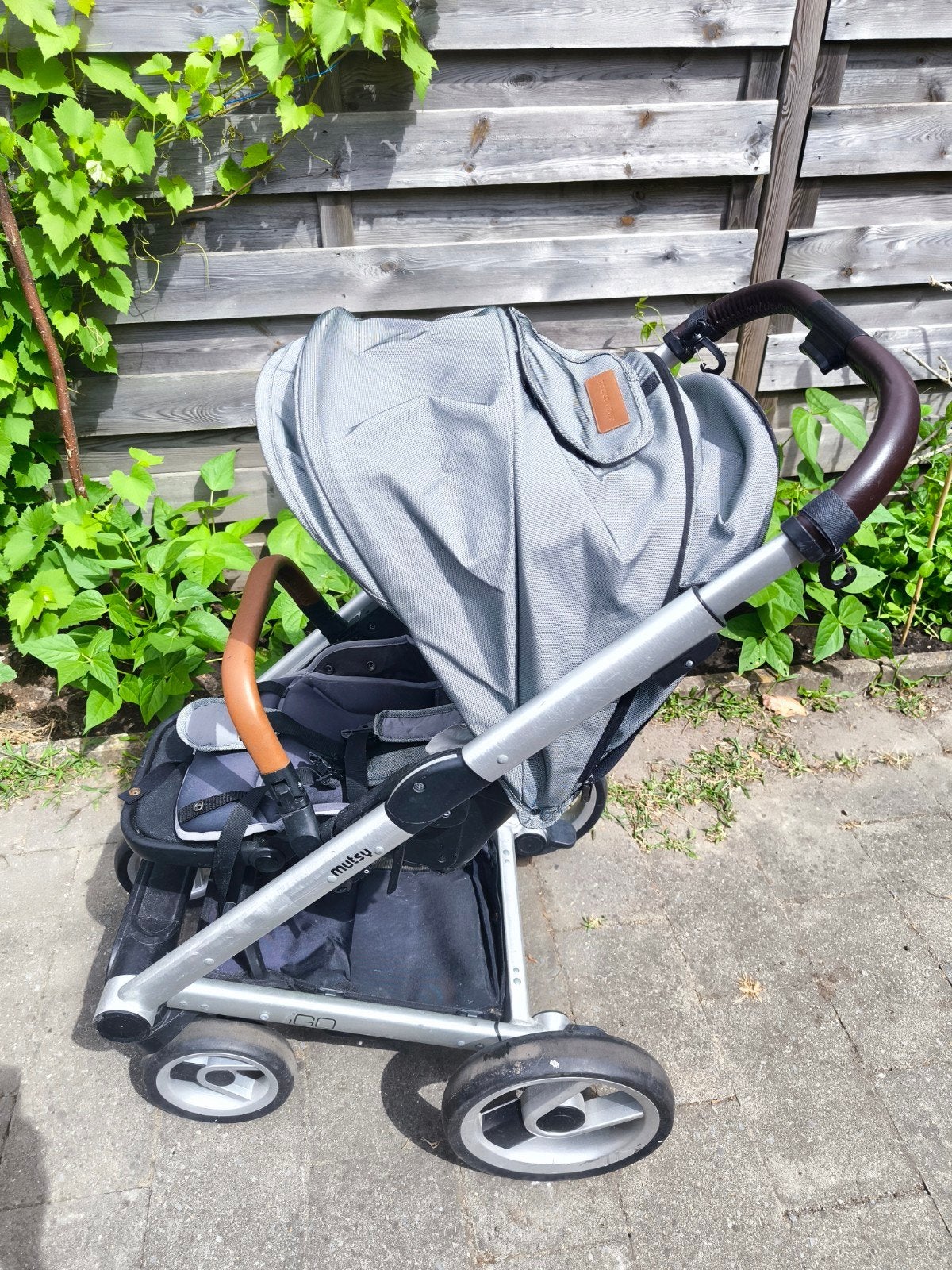Mutsy kinderwagen, grijs met bruine accenten, Gebruikt, Verstelbare duwstang, Mutsy, Ophalen