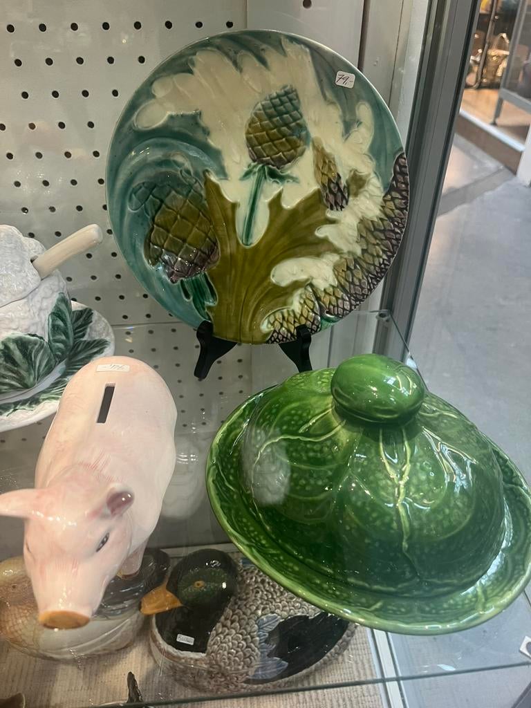 Olifant in een porseleinkast vitrine barbotine, Antiek en Kunst, Antiek | Keramiek en Aardewerk, Ophalen