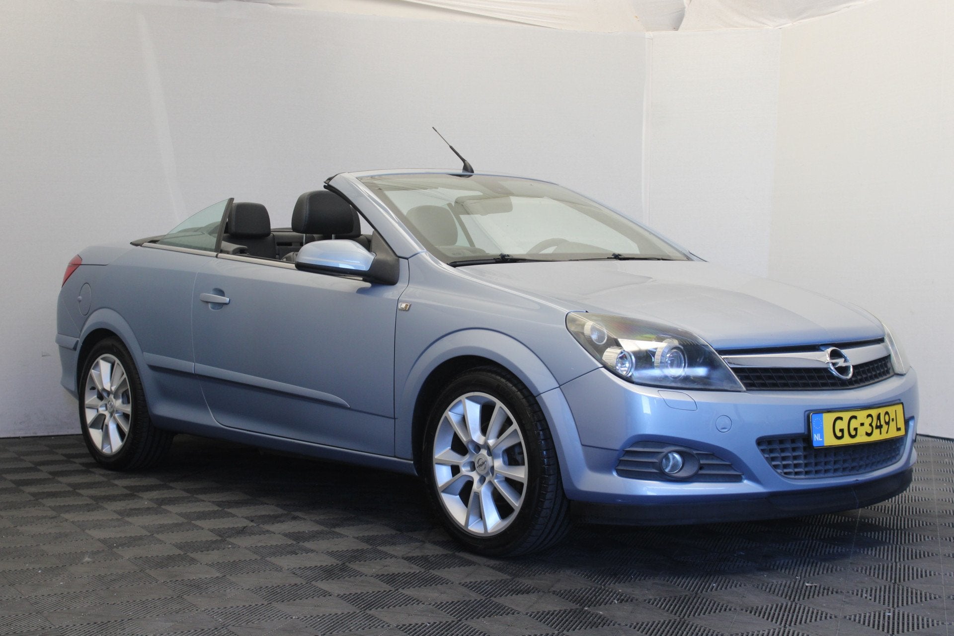 Opel Astra TwinTop 1.6 Cosmo (bj 2006), Auto's, Opel, Voorwielaandrijving, 745 kg, Gebruikt, Zwart