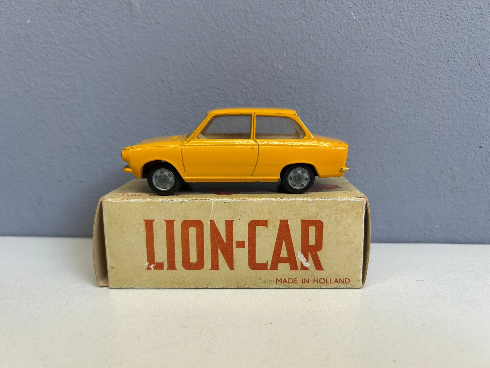 70’s Lion toys car Daf 46 zeldzame kleur near mint, Ophalen of Verzenden, Zo goed als nieuw, Bus of Vrachtwagen, Lion Toys