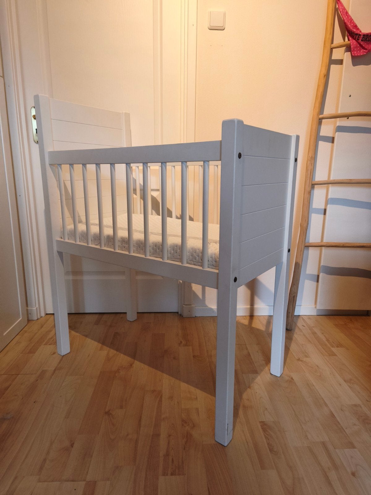 Wieg Kidsmill Noa mat wit met matras, Ophalen, Zo goed als nieuw, Wieg