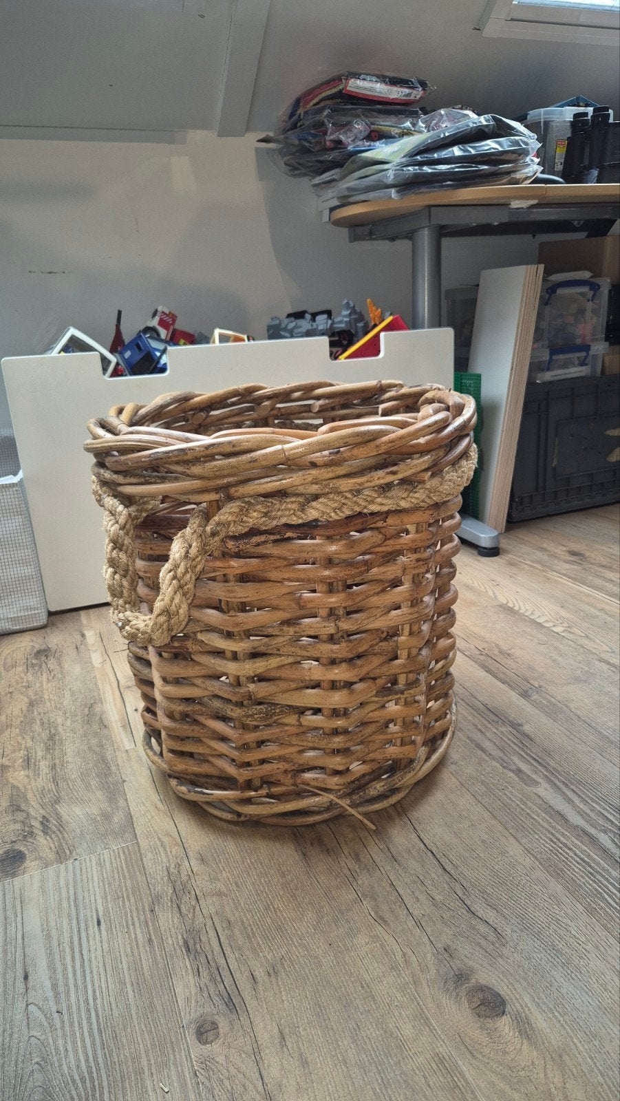 Grote rieten mand met touw details, Ophalen, Gebruikt, Gevlochten, Mand