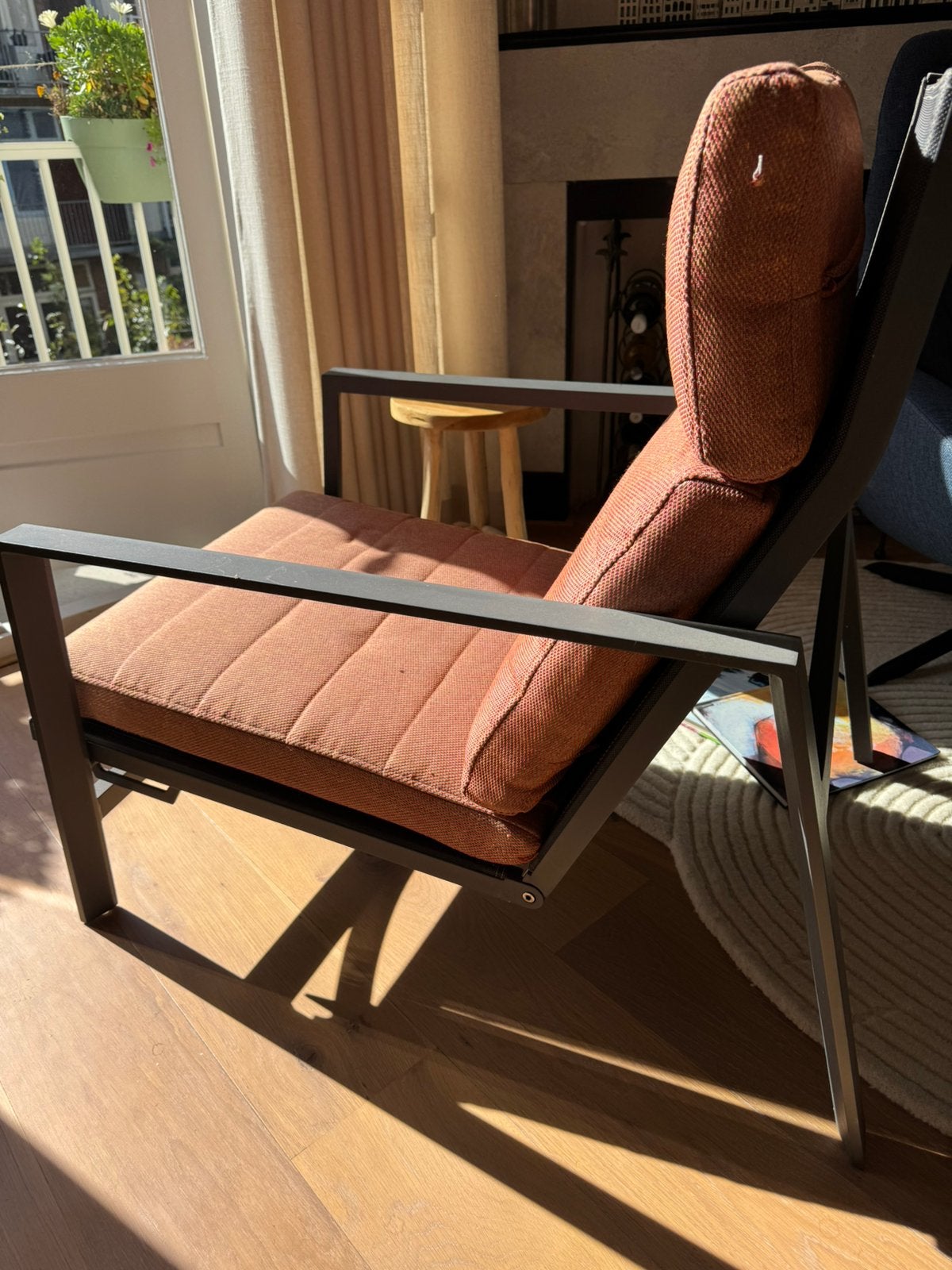 Moderne Loungestoel – LIFE - Roodbruin & Stalen Frame – Top, Tuin en Terras, Tuinstoelen, Ophalen, Zo goed als nieuw, Metaal