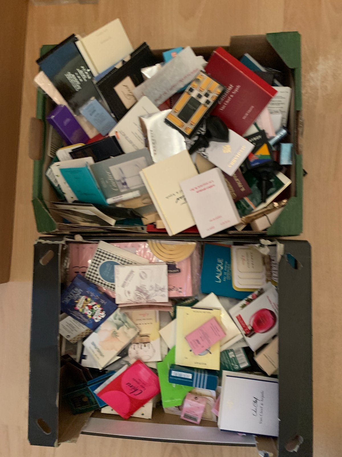 300 st parfum samples - diverse merken voor vrouwen, Ophalen of Verzenden, Zo goed als nieuw
