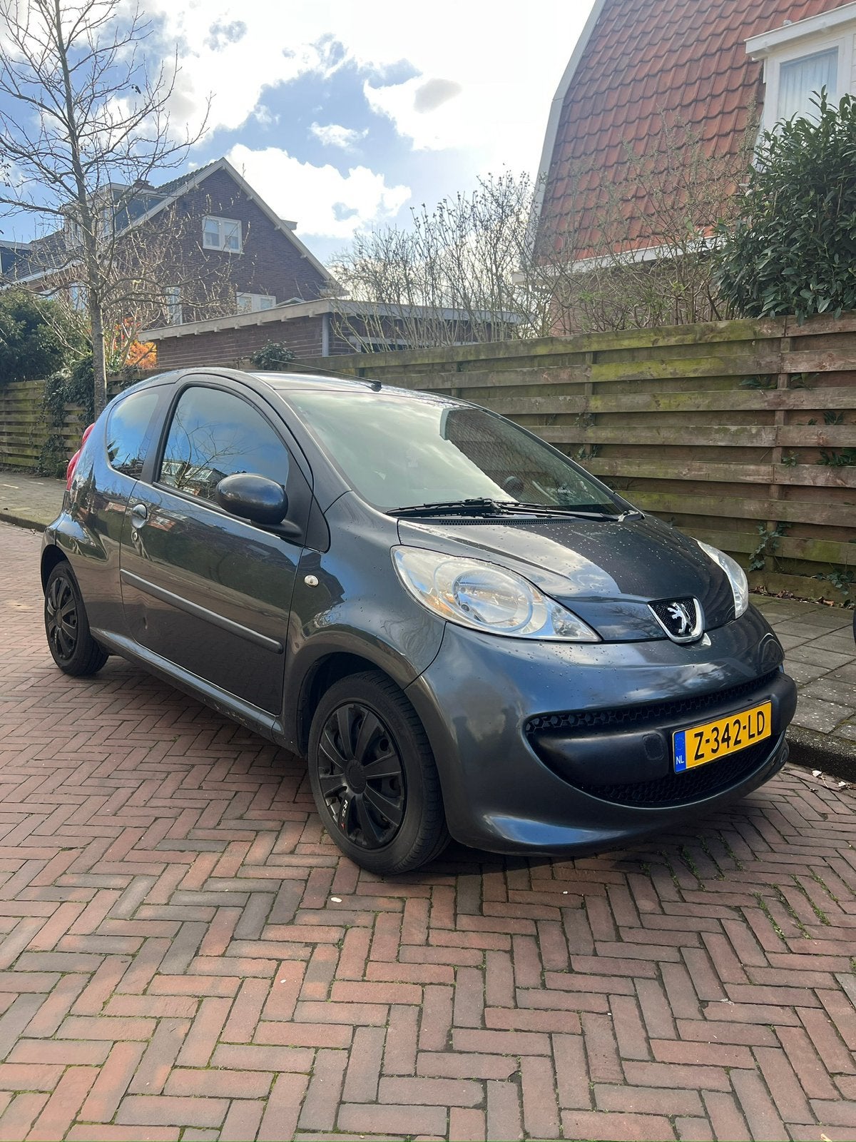 Peugeot 107 1.0 12V 3DR - Schakel 2009 Grijs, Voorwielaandrijving, Stof, 4 stoelen, 821 kg