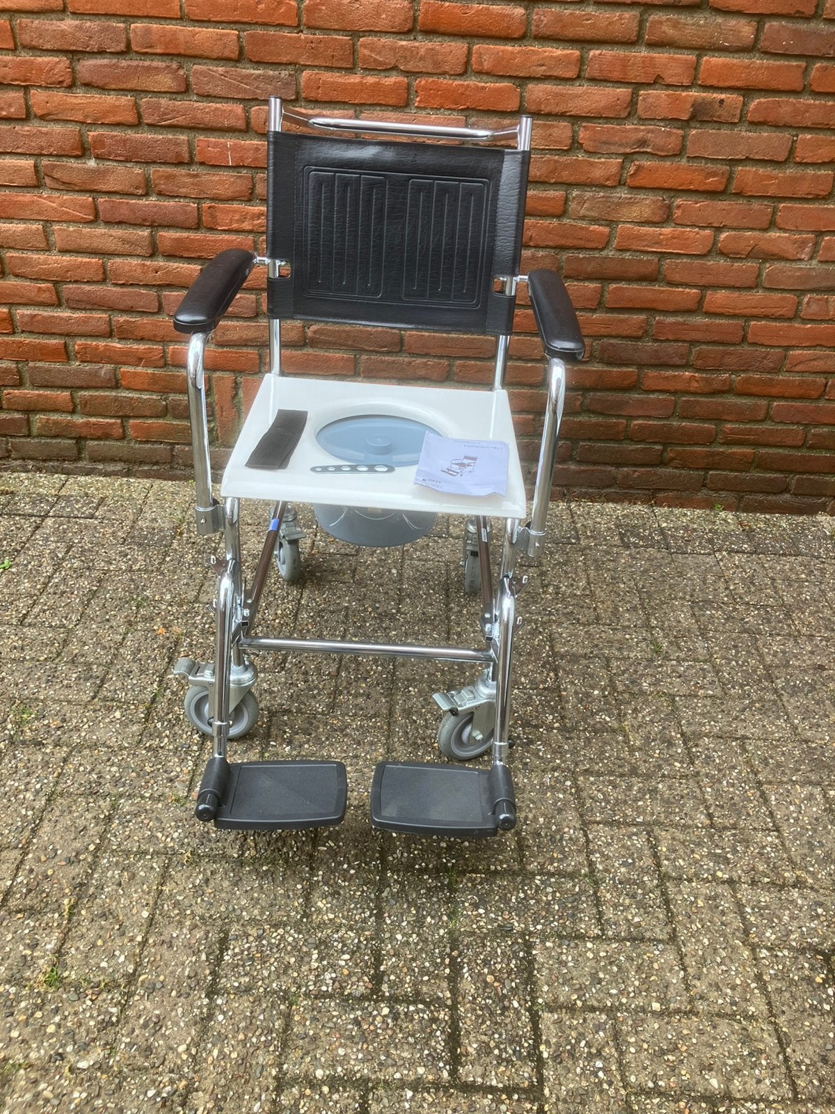 Toiletstoel kan over tot 45 cm toilet gereden worden, Ophalen, Zo goed als nieuw