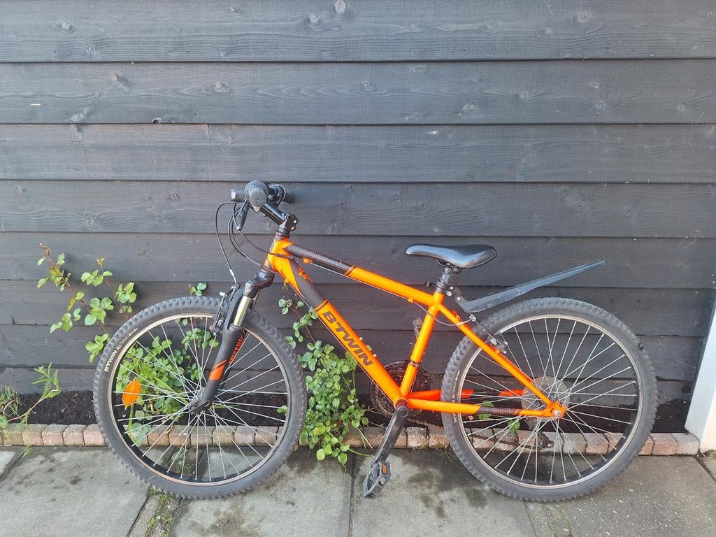 B'Twin Rockrider Mountainbike - Oranje 24 inch, Fietsen en Brommers, Fietsen | Jongens, Ophalen, Gebruikt, 24 inch, Versnellingen
