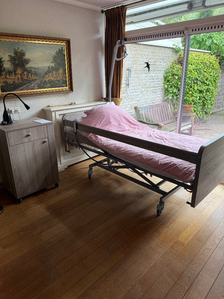 Electrisch Hoog-/laag bed + uitklapbaar nachtkastje, Ophalen, Gebruikt