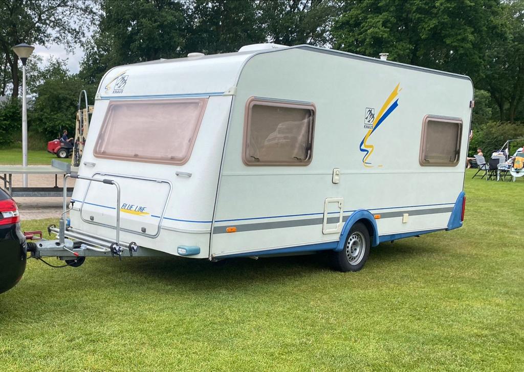 Knaus Blue Line 450TK, airco/zakluifel/voortent besch. 14/7, Caravans en Kamperen, Caravans, Vast bed, Rondzit, Kachel, 750 - 1000 kg