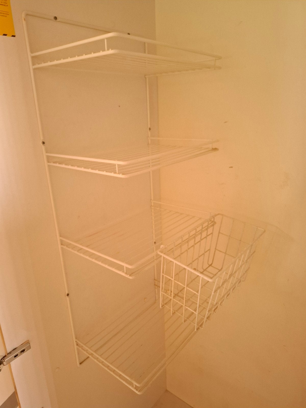 Wit metalen wandrek + mand ruimtebesparend kitchenorganizer, Ophalen, Gebruikt