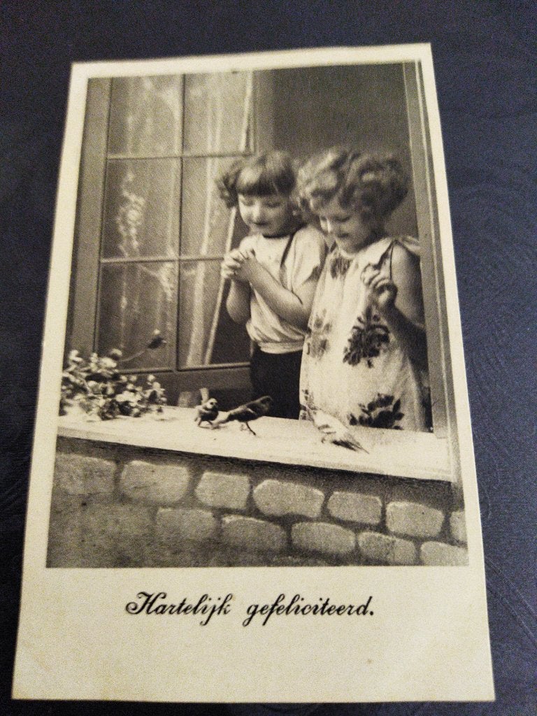 Vintage ansichtkaart meisjes vogels vensterbank, Ophalen of Verzenden, 1920 tot 1940, Gelopen, Kinderen