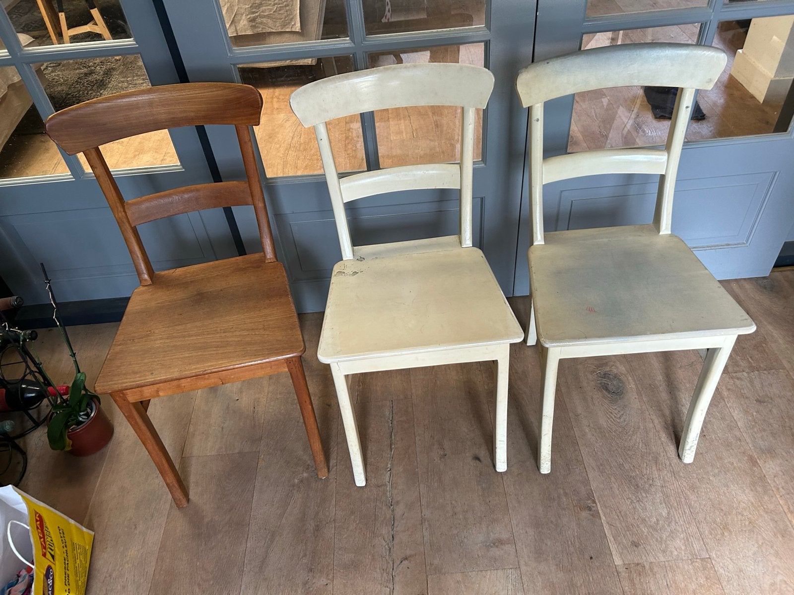 Set van 3 vintage houten stoelen - Eén naturel, twee crème, Ophalen