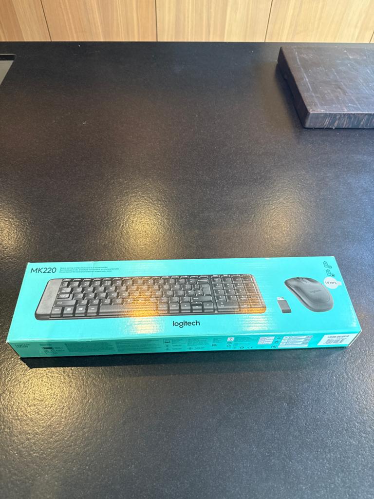 Logitech MK220 Draadloos Toetsenbord en Muis Set, Computers en Software, Toetsenborden, Ophalen, Toetsenbord en muis-set, Nieuw