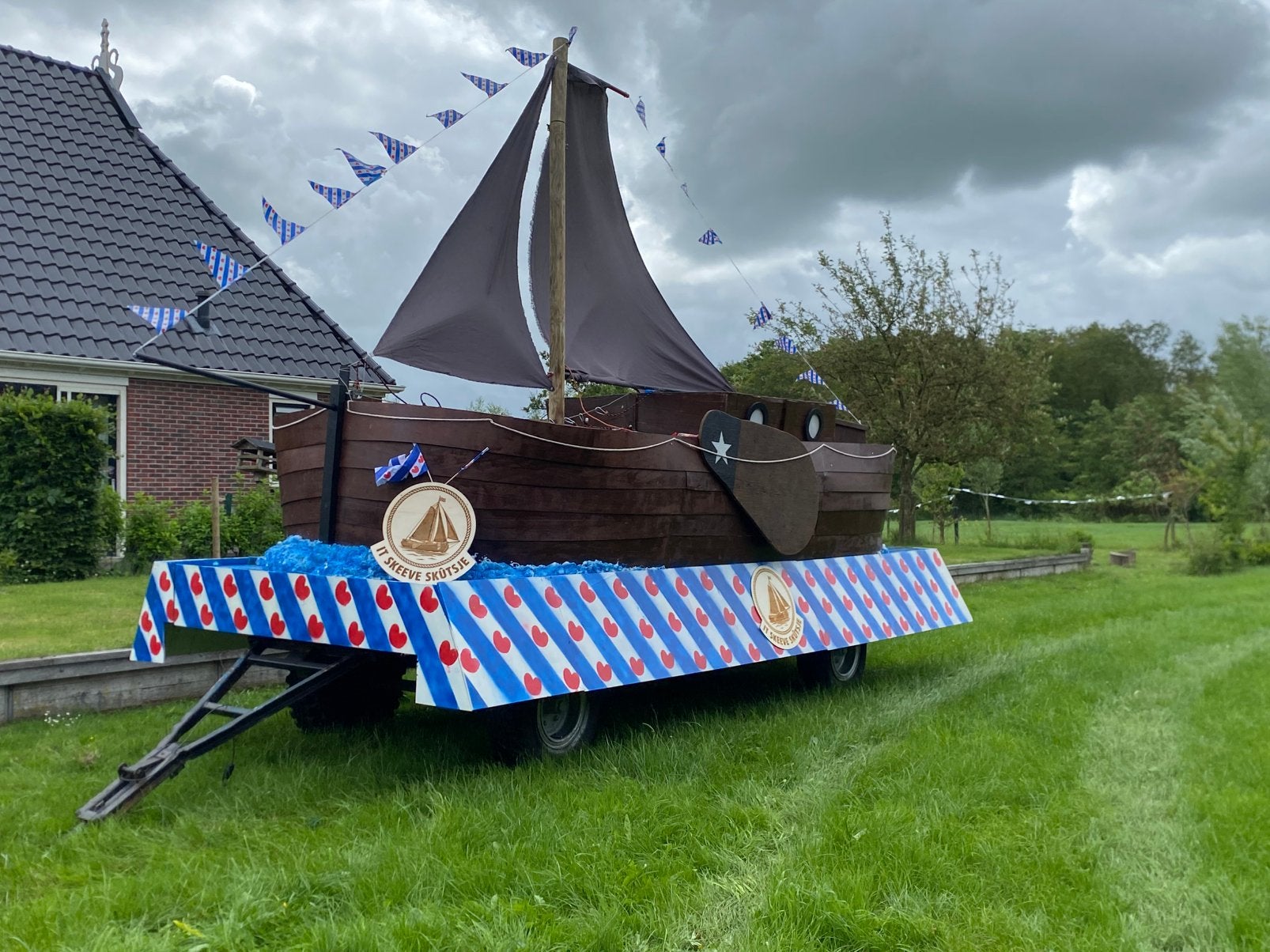 Versierdewagen/feestwagen/praalwagen skûtsje te huur., Eén persoon