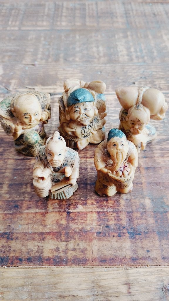 Vintage  traditionele Japanse Netsuke figuren gesigneerd, Ophalen, Gesigneerd