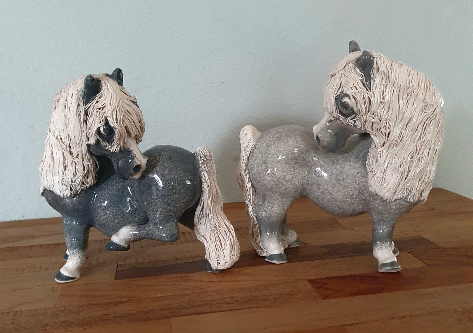Twee Nguni Cheval Ceramics Shetland pony beeldjes  Z-Afrika, Ophalen of Verzenden, Zoogdier, Beeld, Overige stijlen