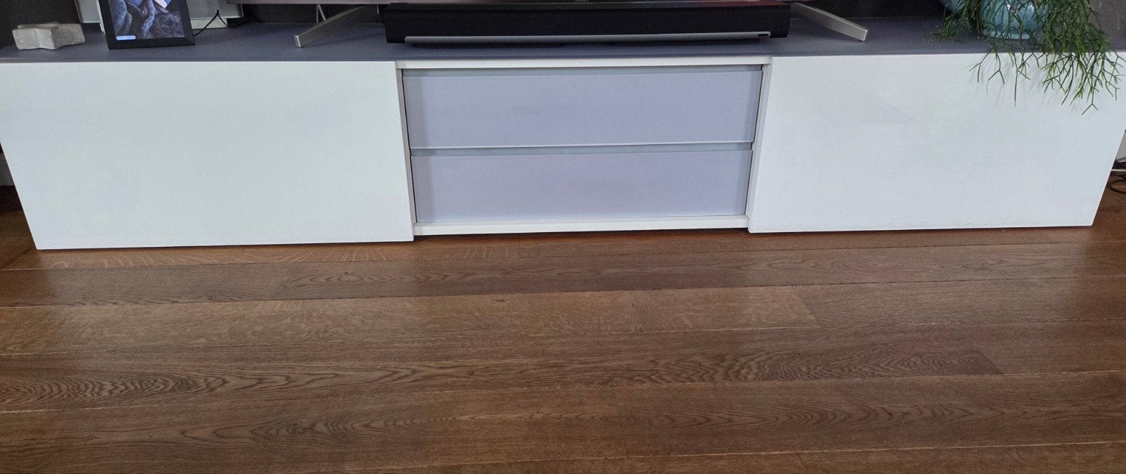 MDF TV meubel met glasplaat 255 cm breed zo goed als nieuw, Huis en Inrichting, Ophalen, Glas, 200 cm of meer, Minder dan 100 cm