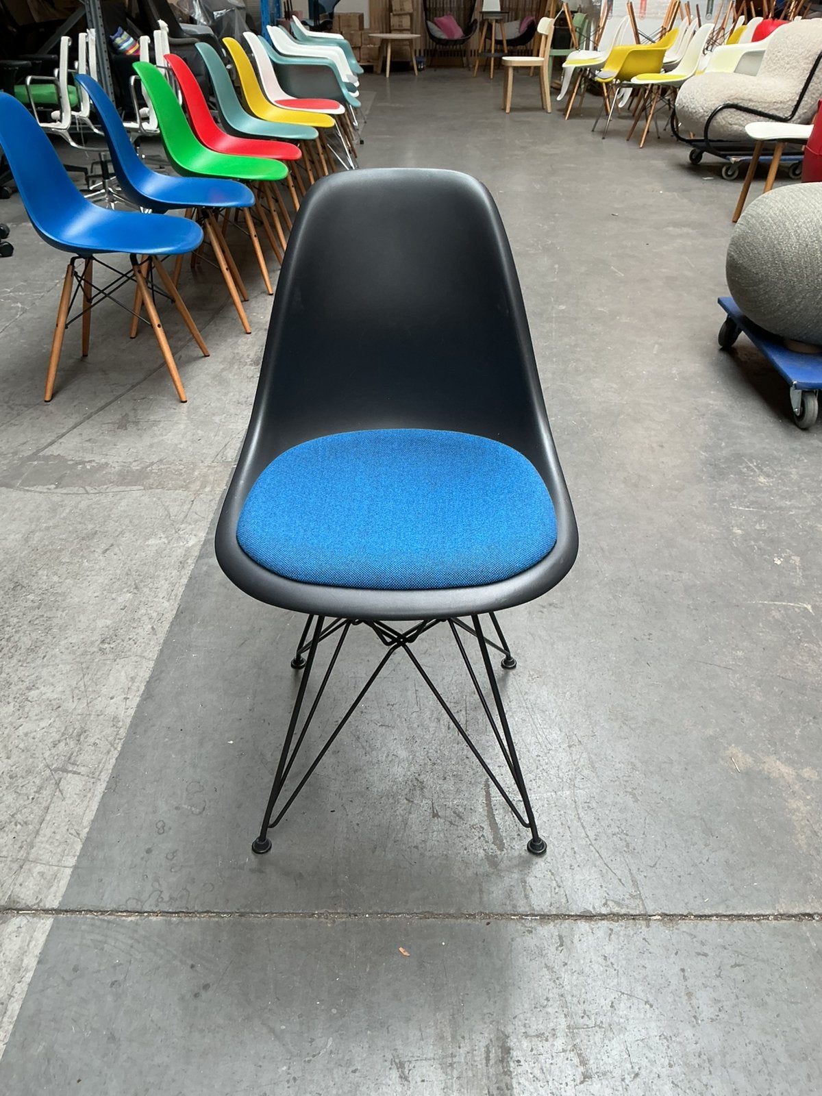 Vitra Eames Plastic Chair DSR | Stoelen | Zwart Frame, Huis en Inrichting, Stoelen, Gebruikt, Stof, -, Zwart
