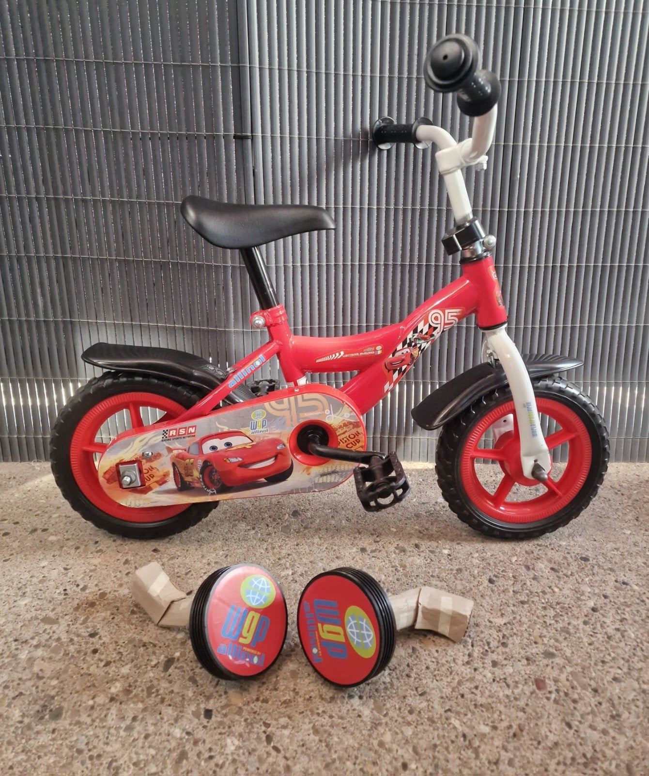 Disney Cars kinderfietsje 10inch Cars fiets met zijwieltjes, Zijwieltjes, Disney Cars, Ophalen, Minder dan 16 inch