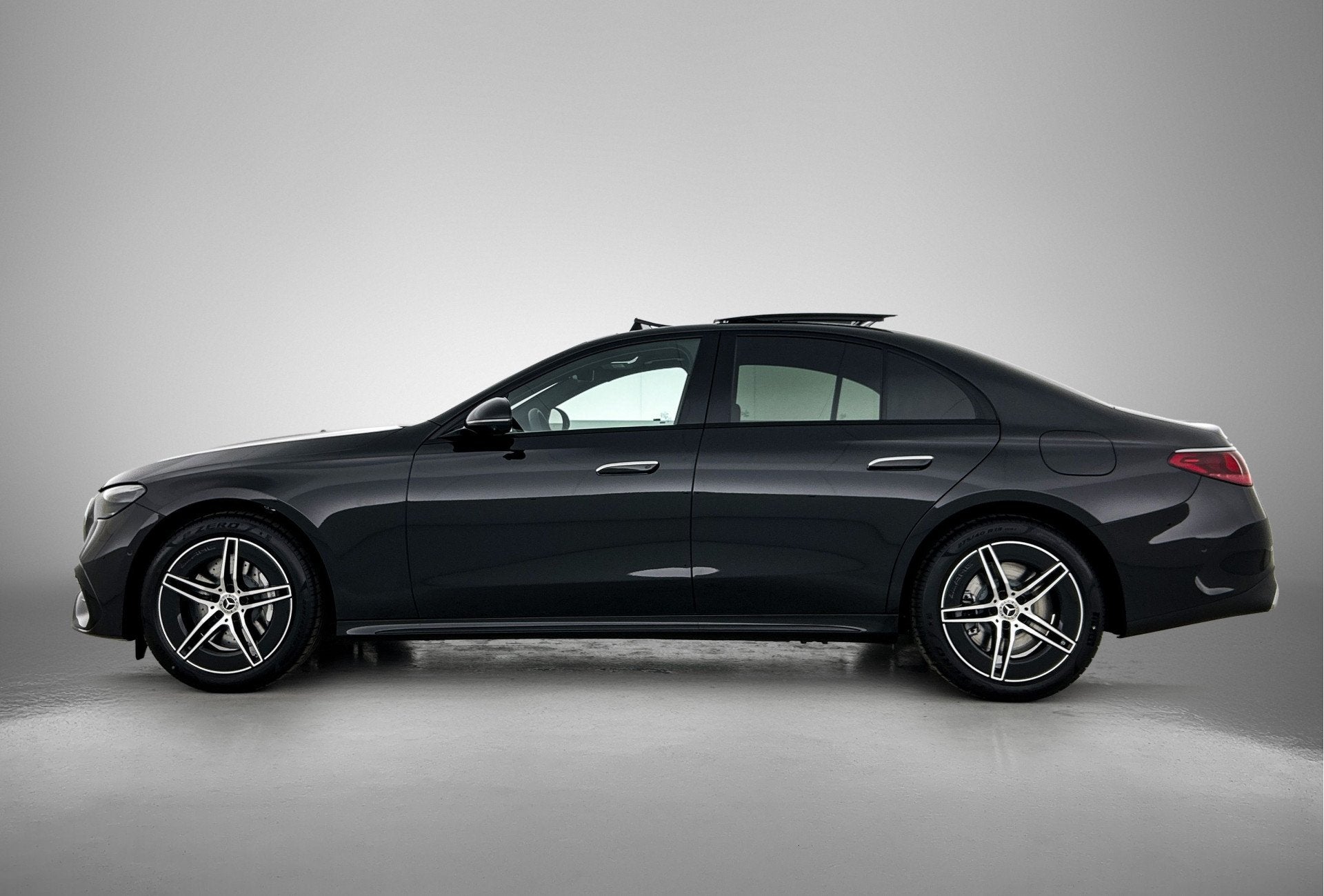 Mercedes-Benz E-Klasse 300 e Business Solution AMG | Comfort, Auto's, Automaat, Achterwielaandrijving, Stoelverwarming, Zwart
