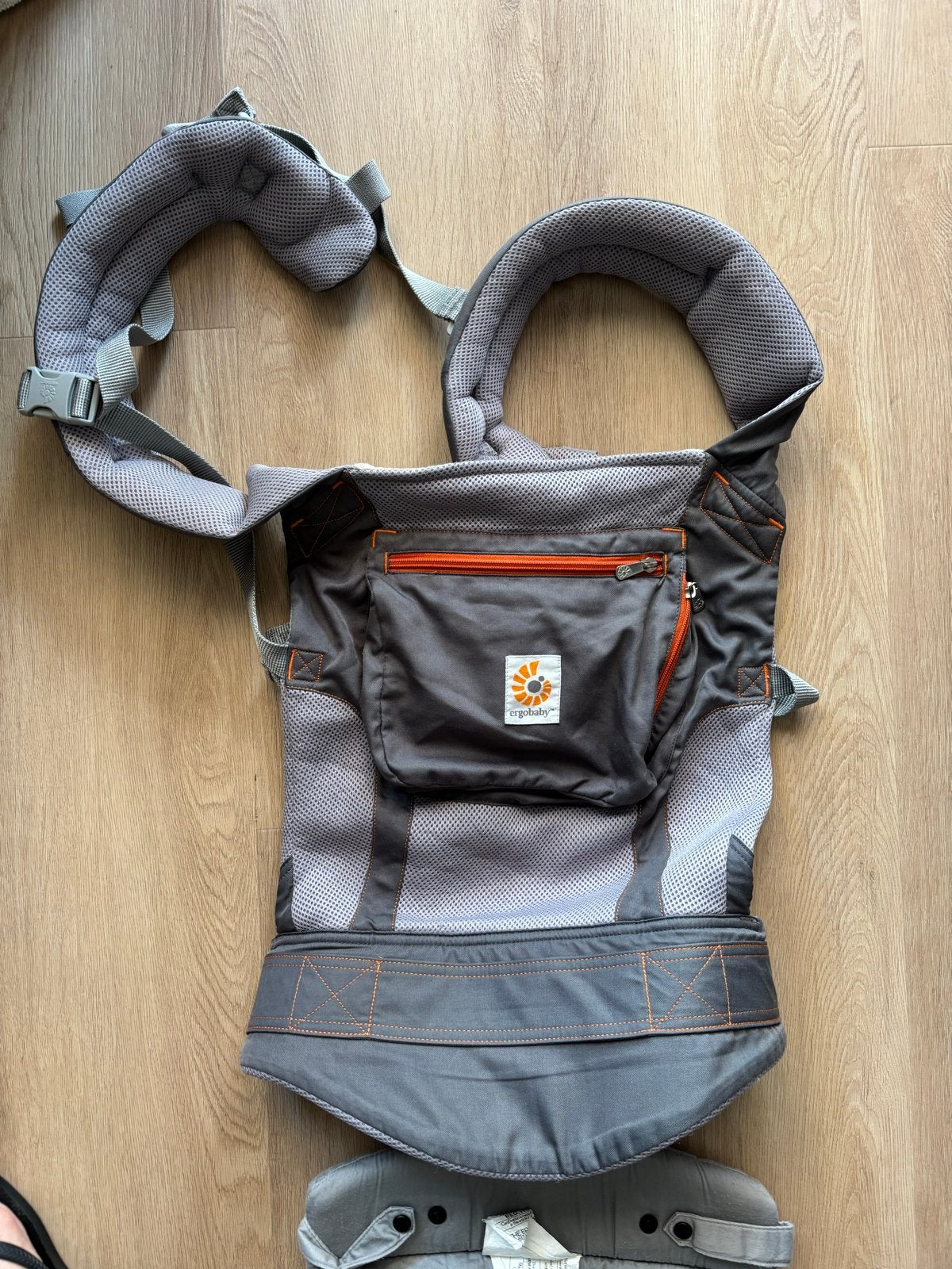 Ergobaby Performance Draagzak Stone Grey met insert, Overige merken, Gebruikt, Buik of Rug, Ophalen of Verzenden