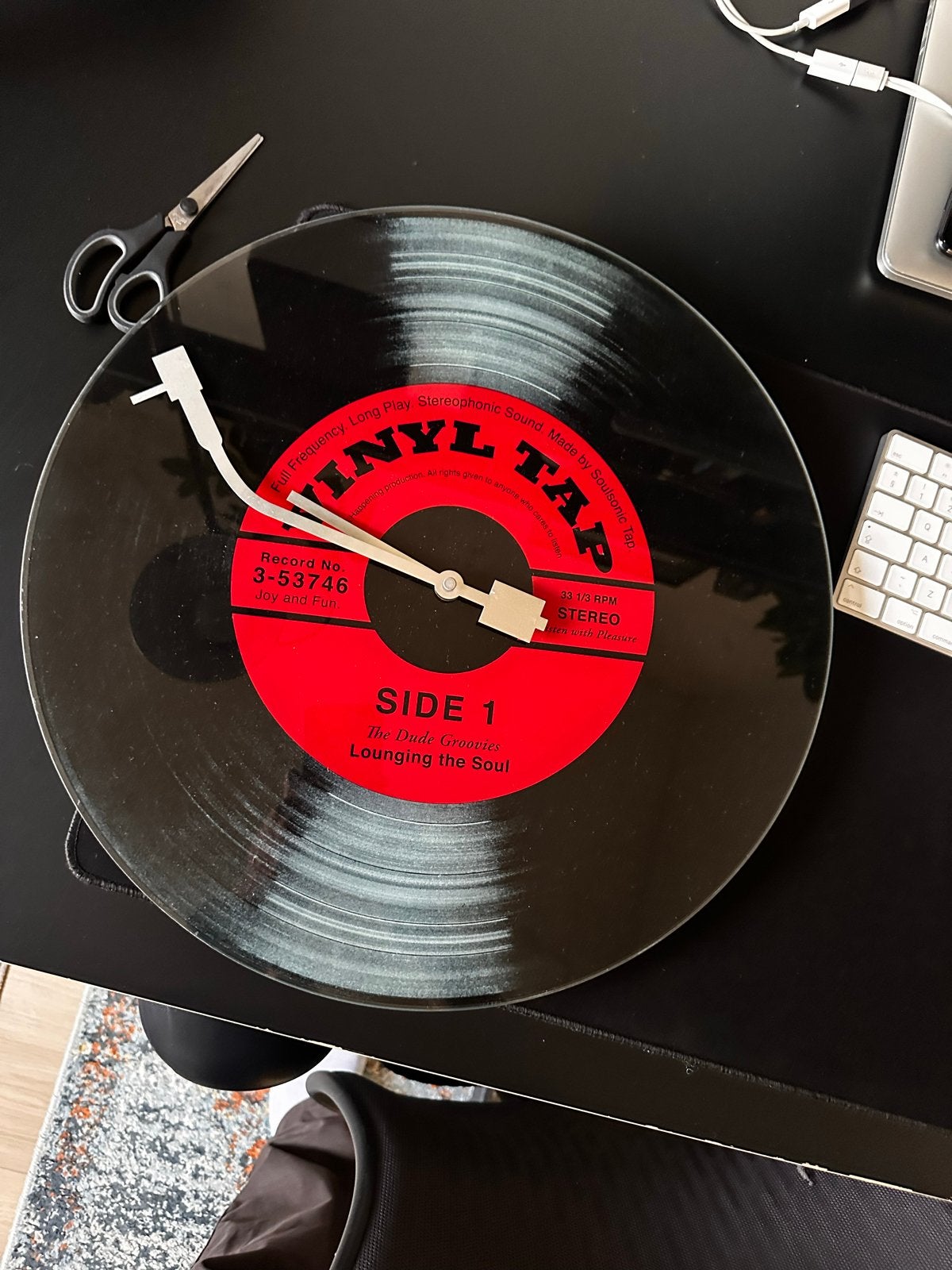 Unieke Vinyl Wandklok - 44cm - Retro Design, Huis en Inrichting, Wandklok, Analoog, Werkt op batterijen, Ophalen of Verzenden