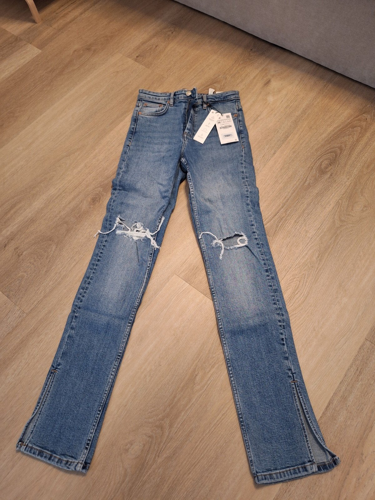 Zara jeans met scheuren en splitjes, maat 36, Zara, Nieuw, W28 - W29 (confectie 36), Verzenden