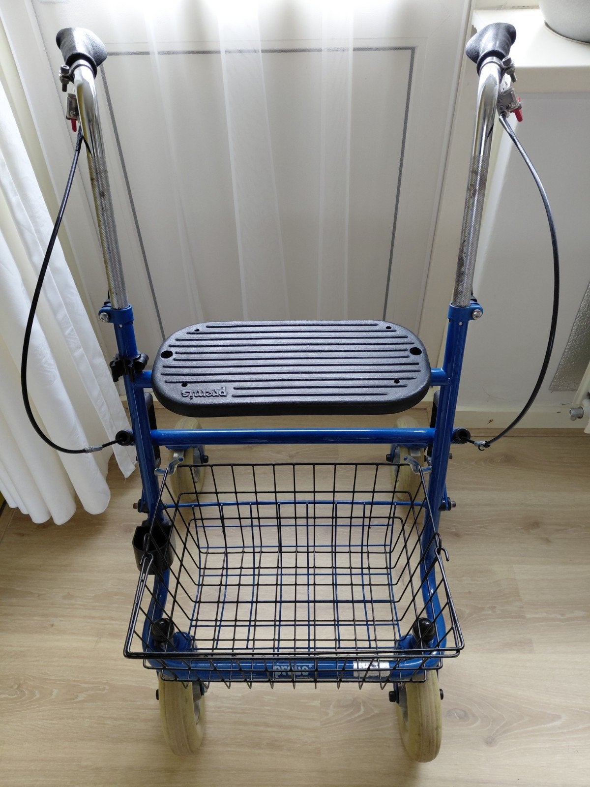 mooi uitziend Rollator Blauw met mandje, Ophalen of Verzenden, Opvouwbaar, Gebruikt