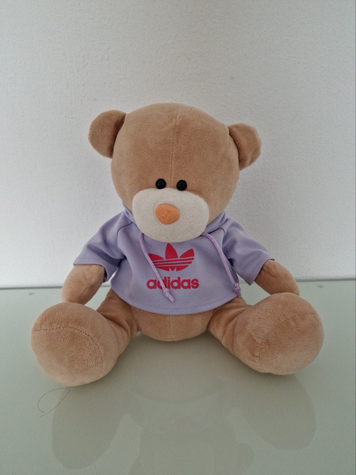 Knuffelbeer met Adidas hoodie - Zo goed als nieuw, Overige merken, Beer, Ophalen of Verzenden, Zo goed als nieuw