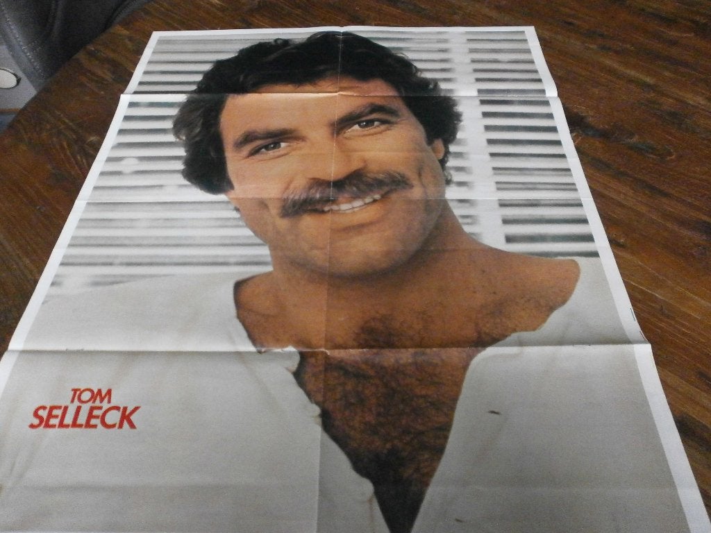 leuke xl poster jr 80 Tom Selleck Magnum PI / Dolly Dots, Verzamelen, Posters, Verzenden, Zo goed als nieuw, A1 t/m A3, Film en Tv