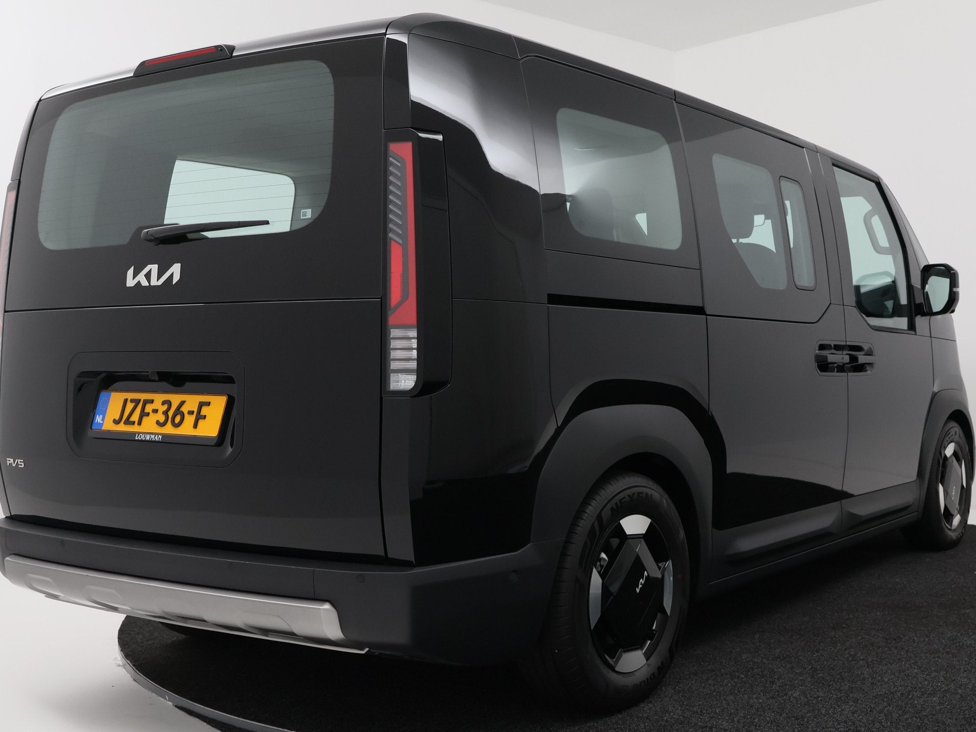 Kia PV5 Passenger Elite Executive | Company Car | 10 Jaar Ga, Auto's, 12 maanden, Overige modellen, 435 min, Zwart