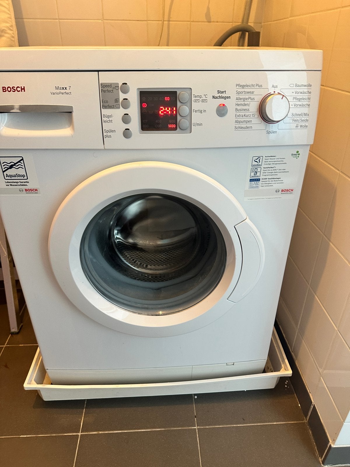 Bosch Wasmachine - nu €125 (vandaag 10jul ophalen), Ophalen, Zo goed als nieuw, Voorlader, Kort programma