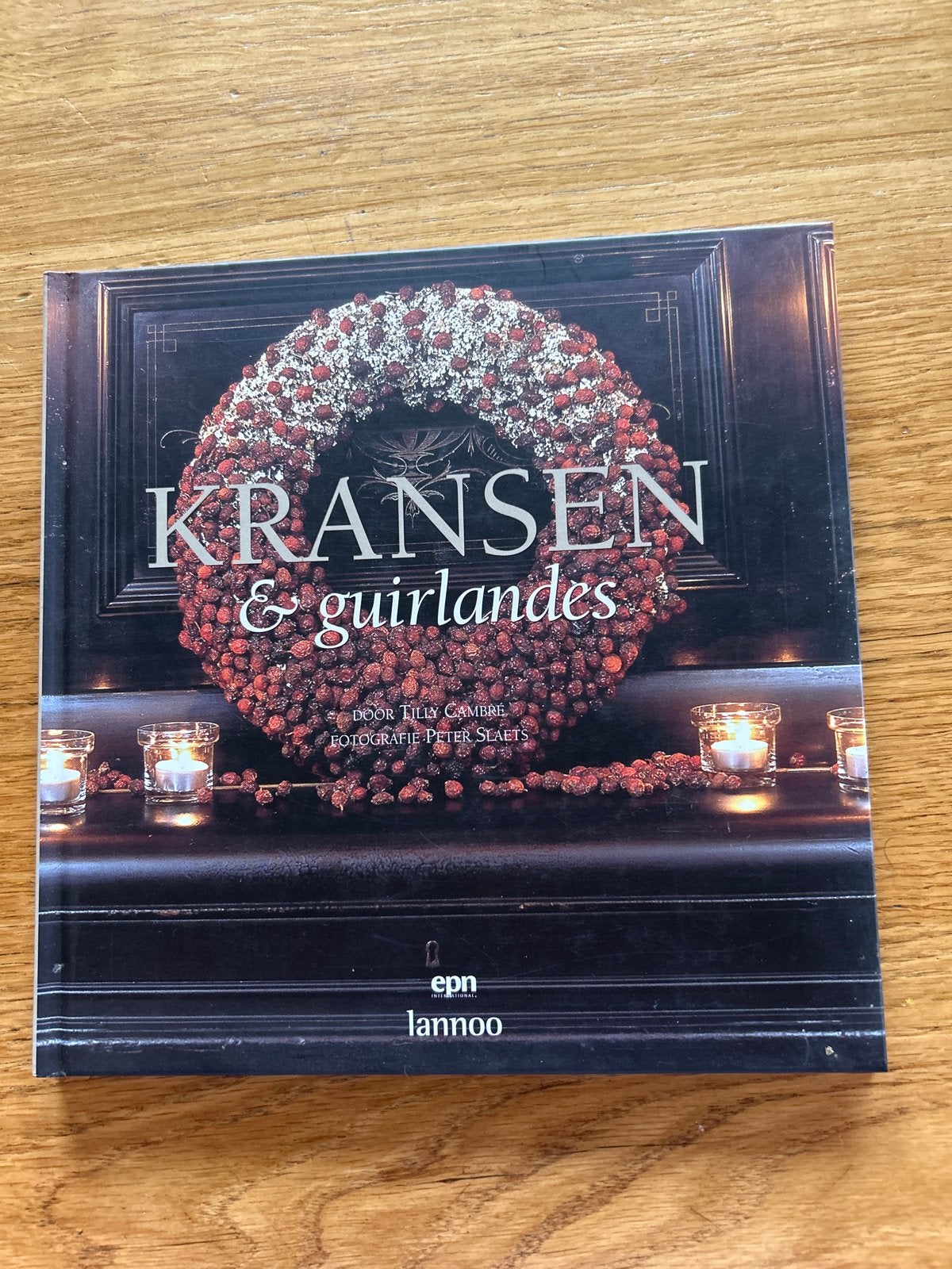 Kransen & Guirlandes - Inspiratieboek voor decoratie, Ophalen of Verzenden, Zo goed als nieuw, Krans, Overige materialen